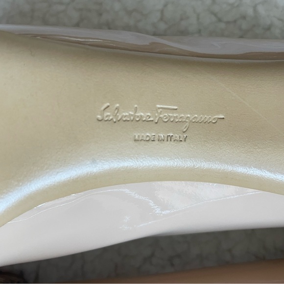 Salvatore Ferragamo -Carla Patent Bow Pumps-beige - Picture 7 of 9